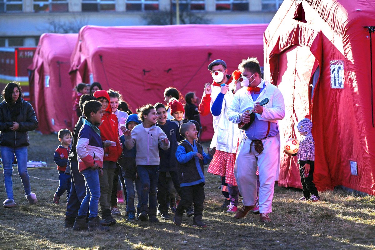 ZeynepGOzdemir's tweet photo. Actors, so-called 'clown doctors', in Slovakia entertain children at a tent town set up for people who fled Ukraine.

Reuters/Radovan Stoklasa https://t.co/sCyZeogdor