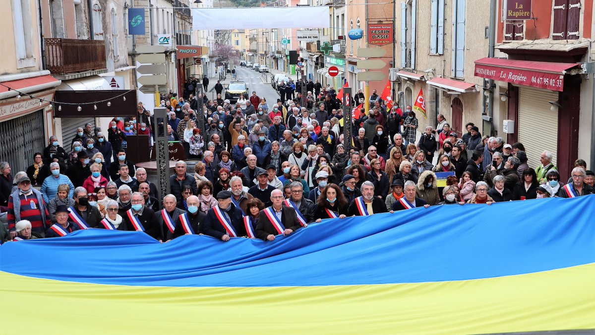 Un rassemblement en soutien au peuple Ukrainien était organisé le 3 mars devant la mairie de Bédarieux. Maires, conseillers municipaux et citoyens de Grand Orb sont venus nombreux en solidarité. Une collecte de dons est mise en place #paixenukraine @ASSOMAIRES34 @ProtecCivile34