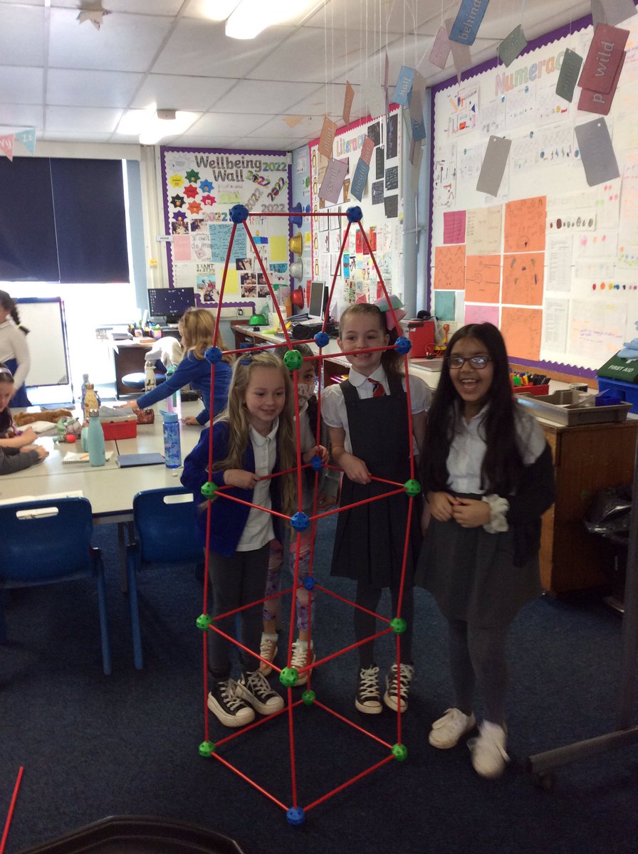 ArklestonSchool's tweet photo. Base 4 using our strengths of community and thinking skills to plan, problem solve and work in a team. #funfiday #article31 #play @AttainRen @UNICEF https://t.co/uD93tD1U7t