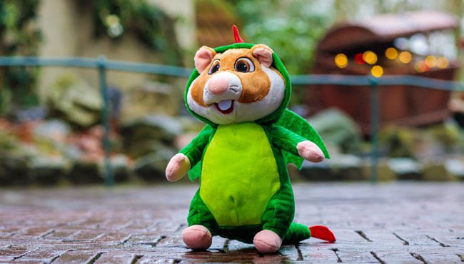 Onhelder's tweet image. Zoals de meesten weten spaar ik de knuffel hamsters van Albert Heijn. Ik heb de Efteling collectie bijna compleet op één na.. de draak 🐉 

Heeft iemand hier op Twitter toevallig de draak te koop voor een NORMALE prijs? 

Retweet is heel erg lief 🤣💋