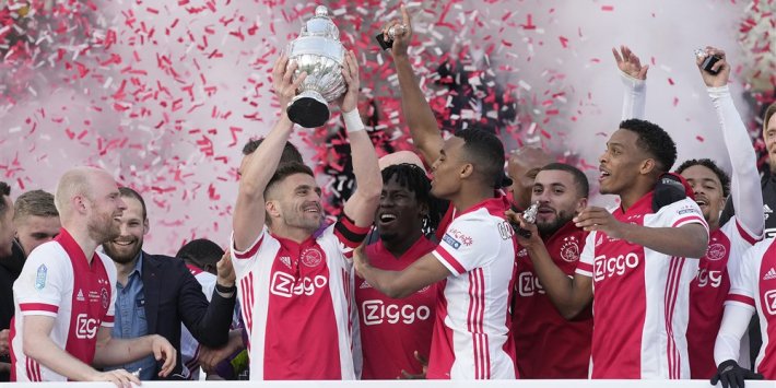 brw_man's tweet photo. @ajaxlife Mooie finale, eens kijken of Roger Schmidt 🤡 de beker ook persoonlijk wil overhandigen
 #givethecuptothemtoday #psvaja https://t.co/9XqNSzw5Ec