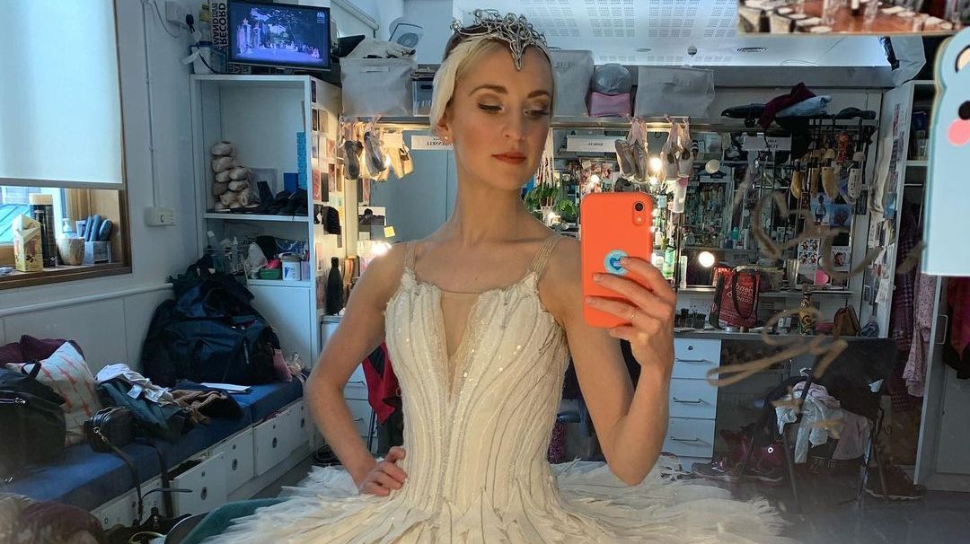 🦢 A sneak-peek behind the scenes of Swan Lake!

Marius Petipa and Lev Ivanov’s classic reimagined by Liam Scarlett features glorious dancing 🤩

Grab your tickets: roh.org.uk/tickets-and-ev…

#RoyalOperaHouse