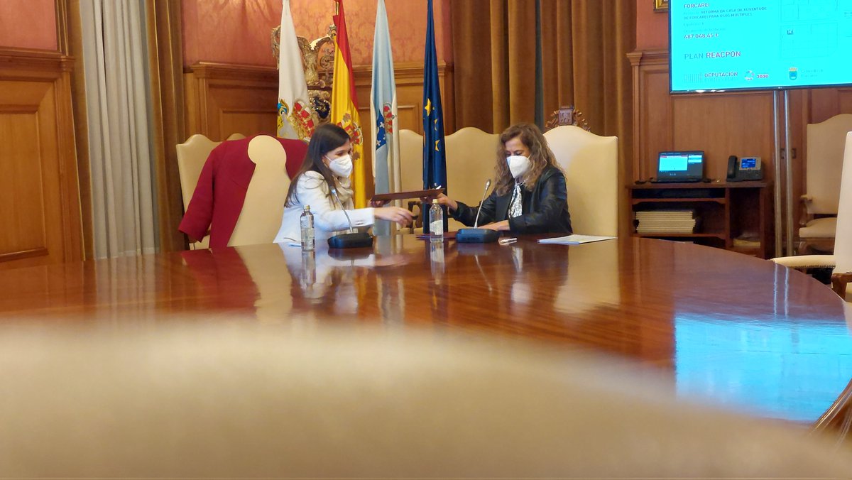 depo_es's tweet photo. ✅ @carmelasilva e @VeronicaPichel asinan o convenio do #REACPON, co que a @depo_es financiará a reforma da Casa da Xuventude de Forcarei para usos múltiples. 487.000 € para mellorar un importante equipamento cultural do concello, con espazos para xente de todas as idades https://t.co/f3nQPh85Rg