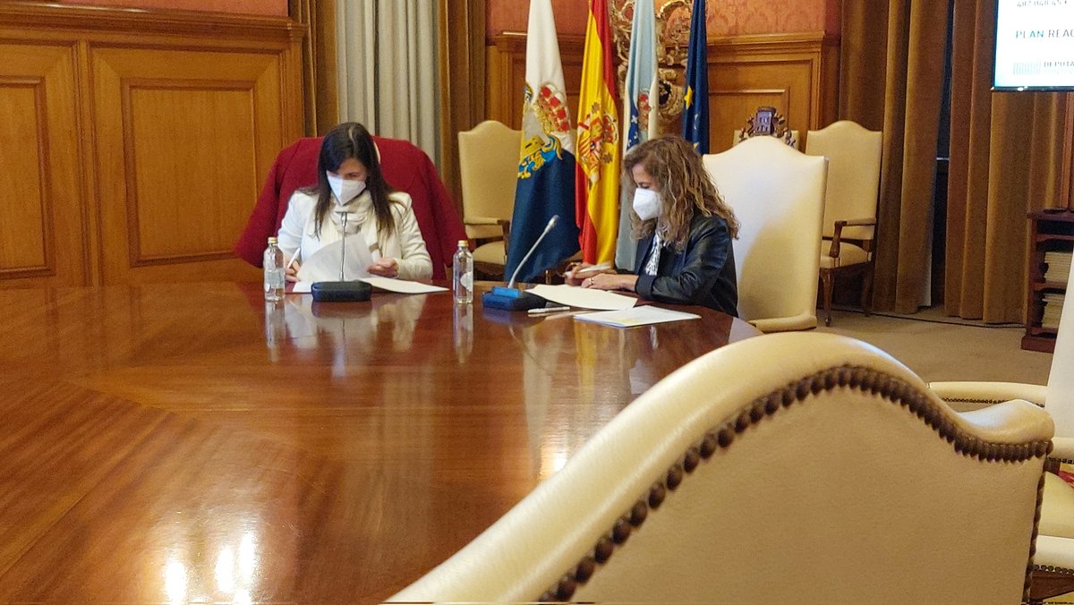 depo_es's tweet photo. ✅ @carmelasilva e @VeronicaPichel asinan o convenio do #REACPON, co que a @depo_es financiará a reforma da Casa da Xuventude de Forcarei para usos múltiples. 487.000 € para mellorar un importante equipamento cultural do concello, con espazos para xente de todas as idades https://t.co/f3nQPh85Rg