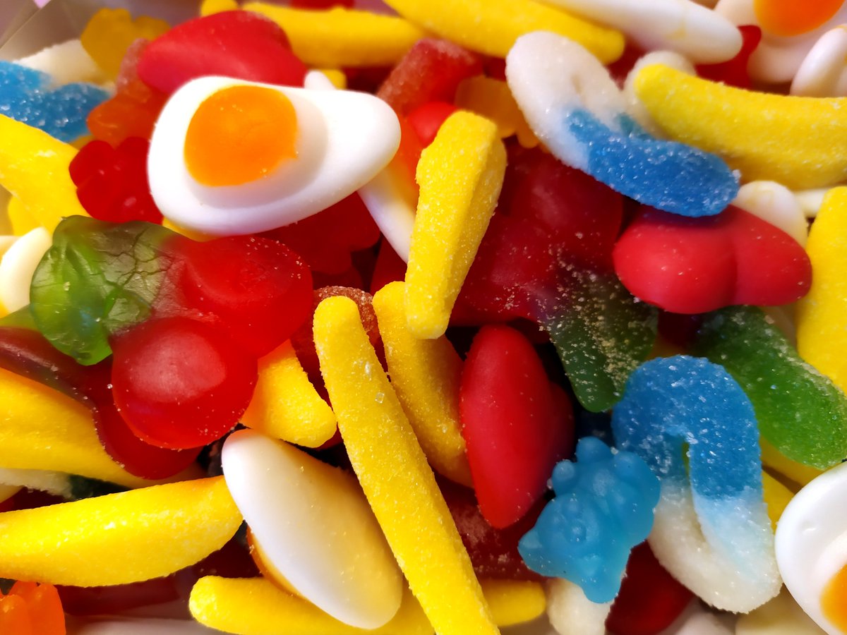 cesquiveganshop's tweet photo. Vuestras chuches veganas favoritas 🍭
Cajitas de chuches veganas Rebajada hasta el domingo 🌱💚
Además con un pequeño regalo en los próximos pedidos 🥰 
En https://t.co/XVp3T7qm1h https://t.co/g2Bktq4uzu