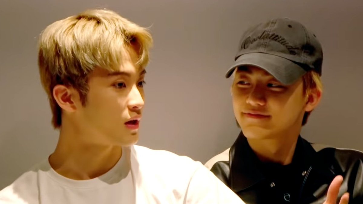 archivesnjm's tweet photo. jaemin's cute smile while mark was explaining... our lovely markmin 🙁🤍 

#JAEMIN #재민 #MARK https://t.co/e5pDmOYyPw