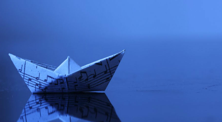 Кораблик из бумаги вода. Бумажный кораблик. Фон бумажный кораблик. Бумажные кораблики на темном фоне. Бумажный кораблик на воде.