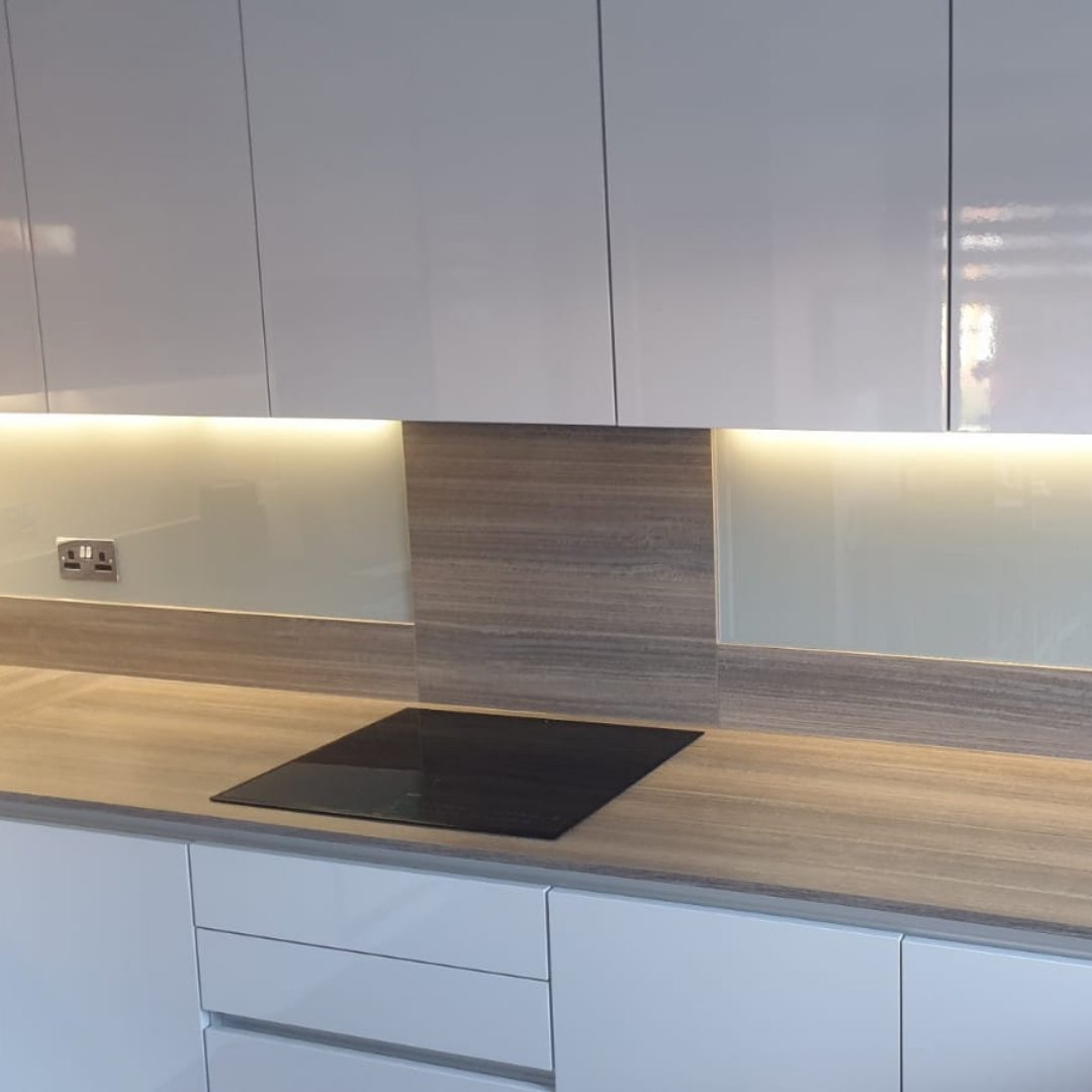 Mixing different materials to create a perfect kitchen seems to be on-trend right now! 💖 

Check out one of our installations where you'll see the beautiful harmony of wood and glass! ✨

For more info, send us a DM or visit us at our showroom! 👇⠀
📍Crookham Rd, Fleet GU51 5DJ