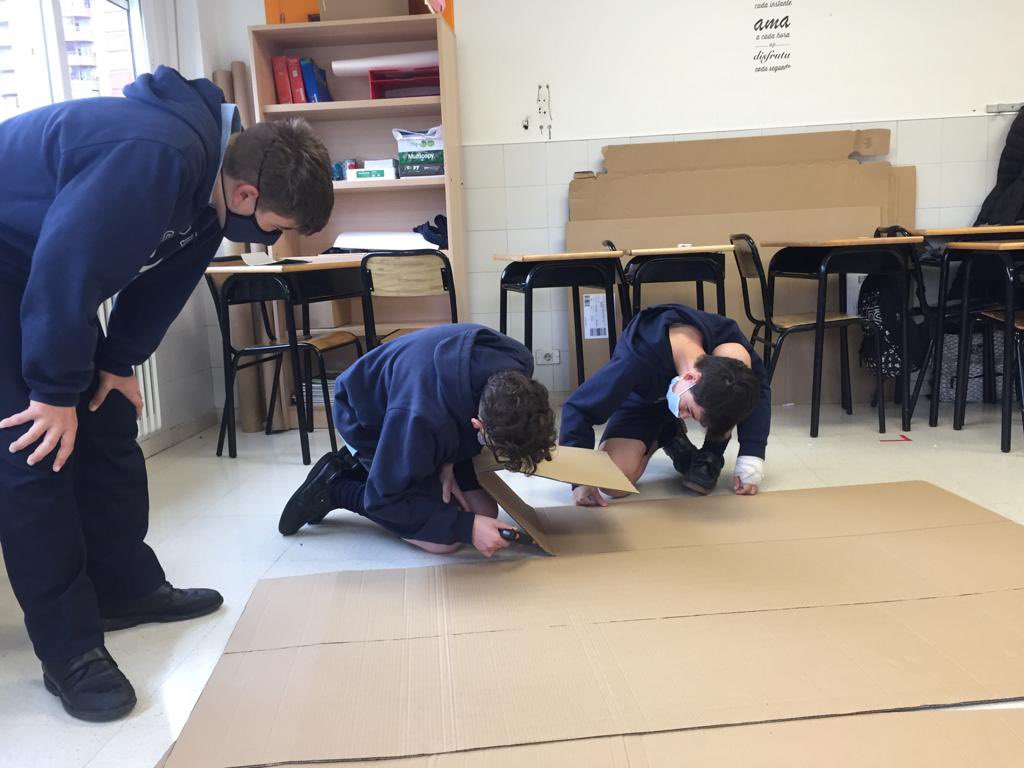 sotilloescolapi's tweet photo. La clase de 2.°ESO B #embarcada en la construcción de la Torre del Oro que despedirá a las 5 naos desde el Puerto de las Mulas de Sevilla.
#SumamosSonrisas #Escolapias #Embarcados https://t.co/St9Zz1RgX8