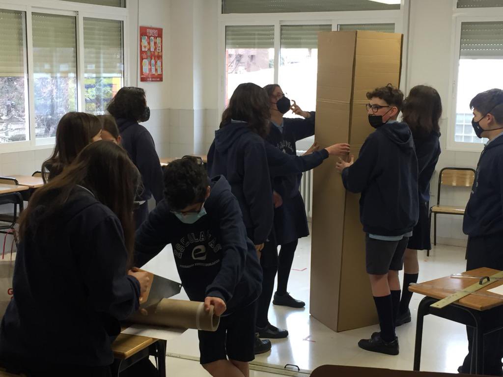 sotilloescolapi's tweet photo. La clase de 2.°ESO B #embarcada en la construcción de la Torre del Oro que despedirá a las 5 naos desde el Puerto de las Mulas de Sevilla.
#SumamosSonrisas #Escolapias #Embarcados https://t.co/St9Zz1RgX8