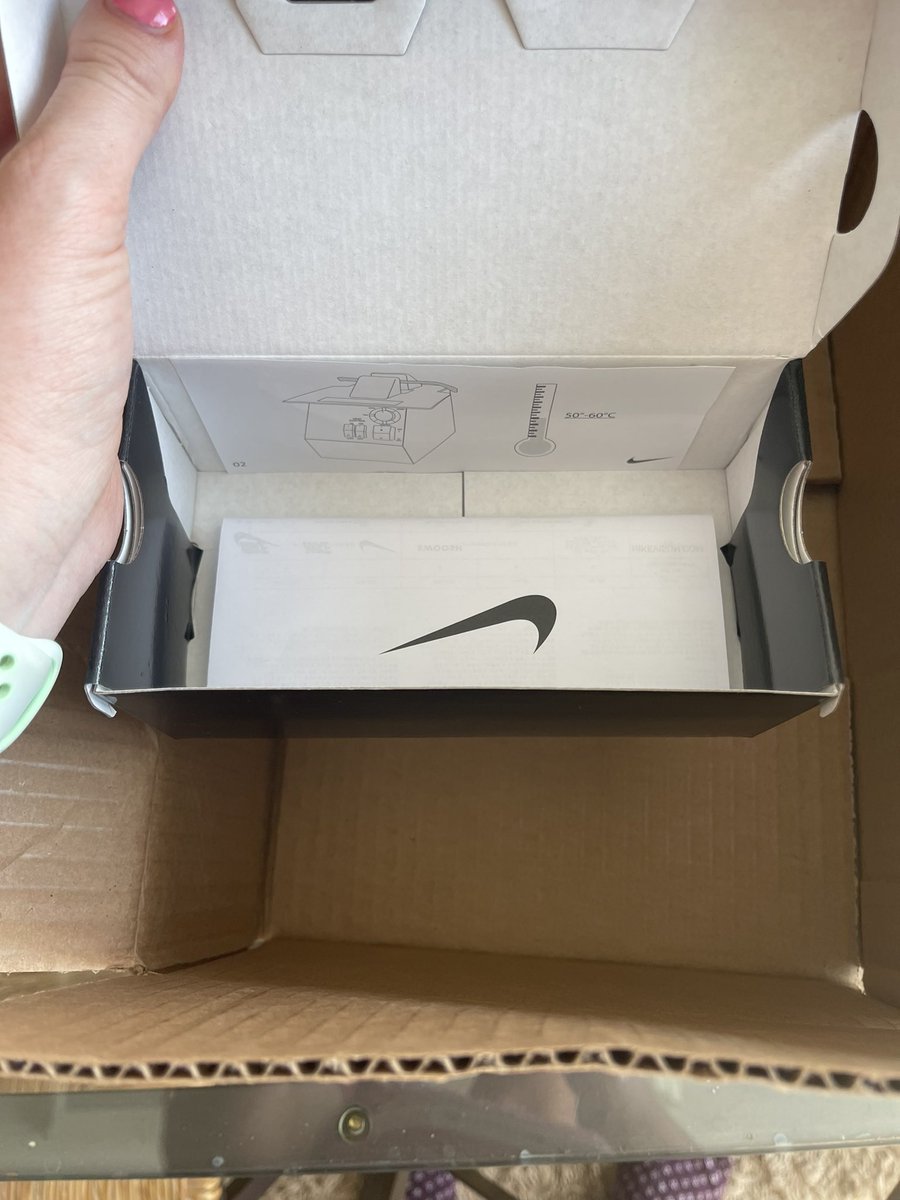 Mudgekin1's tweet photo. Very unhappy with @Nike right now. TWICE we have had a package show up empty. They are trying to blame the carrier but have used two different ones. This is clearly happening in the warehouse. We just want the sunglasses. Yesterday, they wouldn’t even reship them (1/2) https://t.co/BDj0MjC1pq