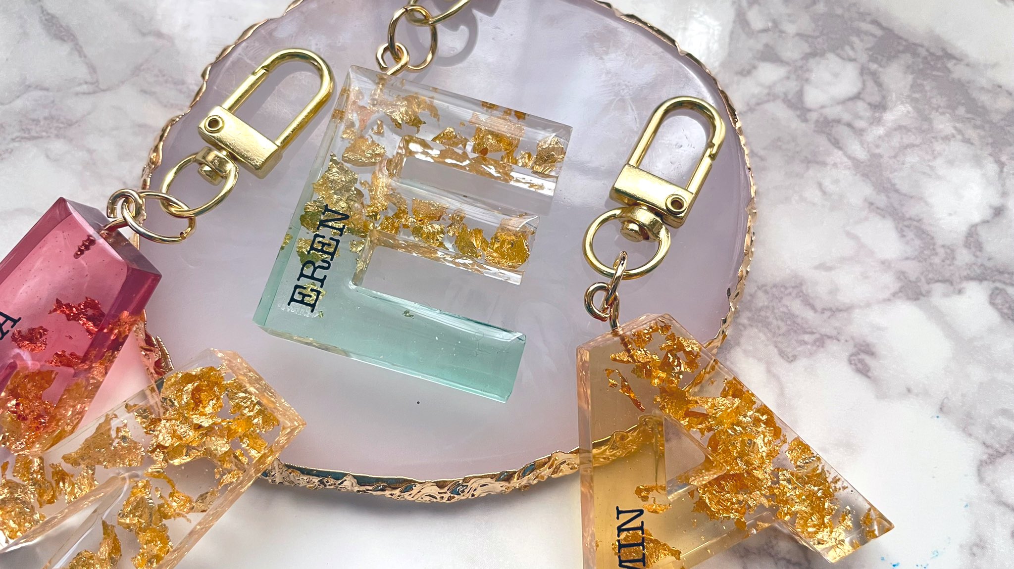 のりまき工房 2液性レジンでなまえ入りのアルファベットキーホルダー作りました なまえは好きなアニメのキャラクターでカラーは私の中のイメージカラーで着色しました 作業の様子はコチラから T Co jobxebvb レジン 2液性レジン