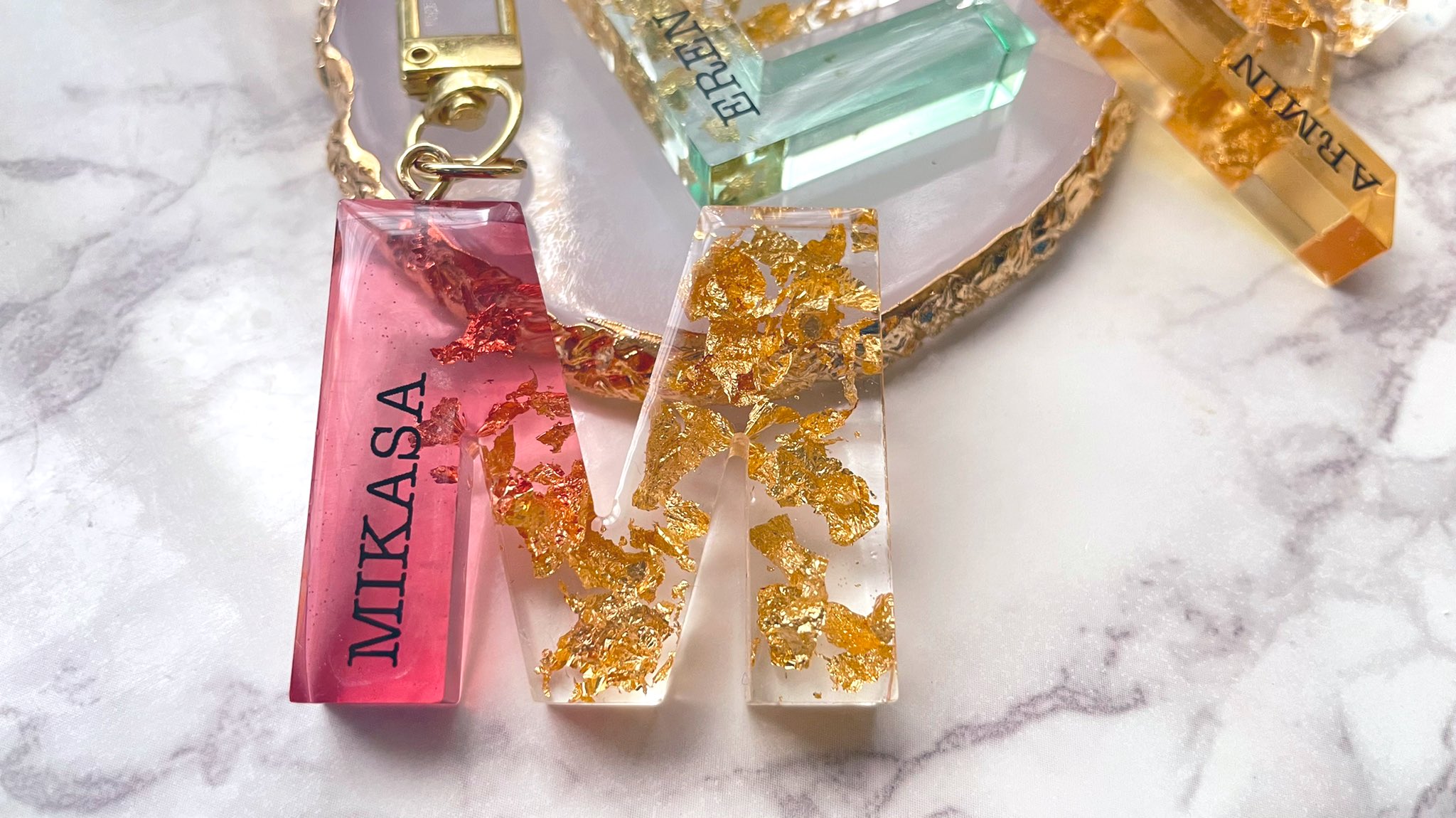 のりまき工房 2液性レジンでなまえ入りのアルファベットキーホルダー作りました なまえは好きなアニメのキャラクターでカラーは私の中のイメージカラーで着色しました 作業の様子はコチラから T Co jobxebvb レジン 2液性レジン