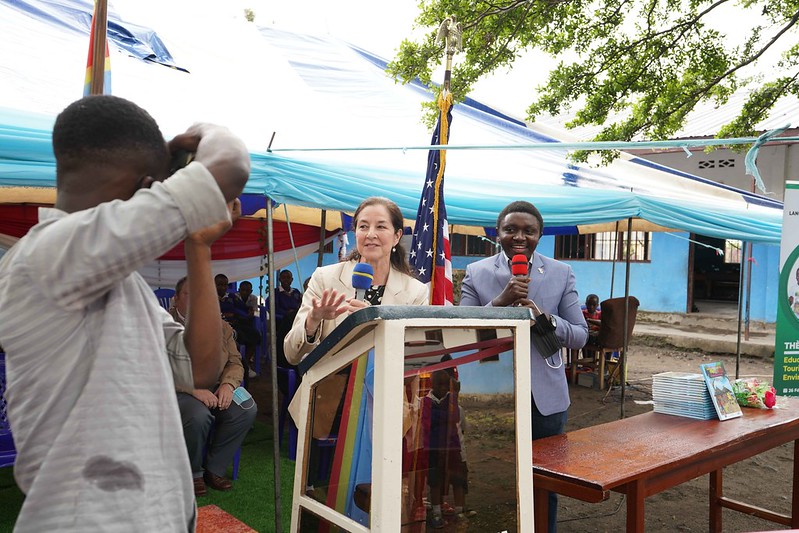 SmartSARL's tweet photo. Ce 24 Fev, nous avons offert nos services d’ #interprétation lors de la visite de @MonicaMedinaDC a #Goma, accompagné par @USAmbDRC. 

Visite et sensibilisation sur la protection de l'environnement dans une école et conf. de presse avec journalistes.

@USEmbKinshasa @arsenebaguma https://t.co/Vga8MHFpXu