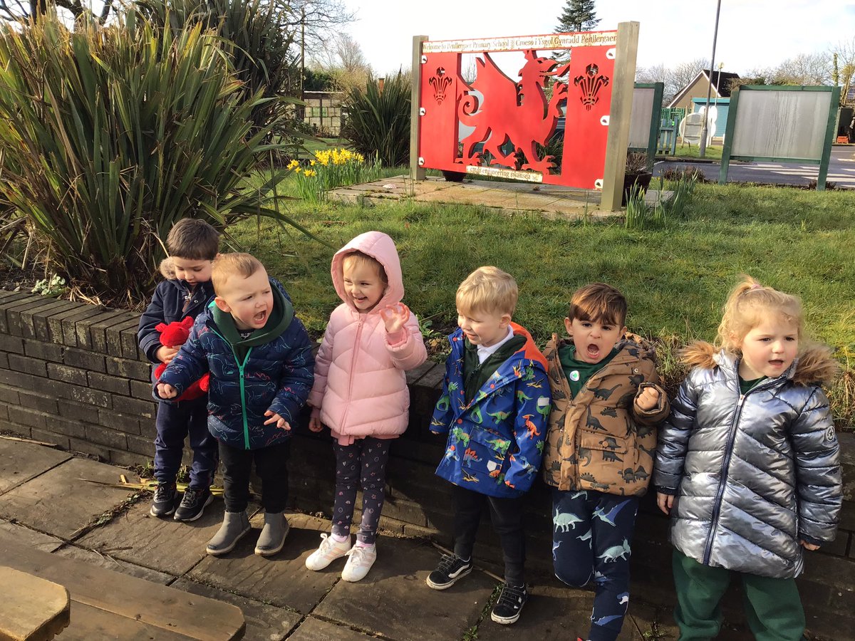 PenlW's tweet photo. Morning Wraparound went on a ‘Y Ddraig Goch’ hunt, and look what they found. 🏴󠁧󠁢󠁷󠁬󠁳󠁿🐲 @PenlW https://t.co/VlbaBaqQVm