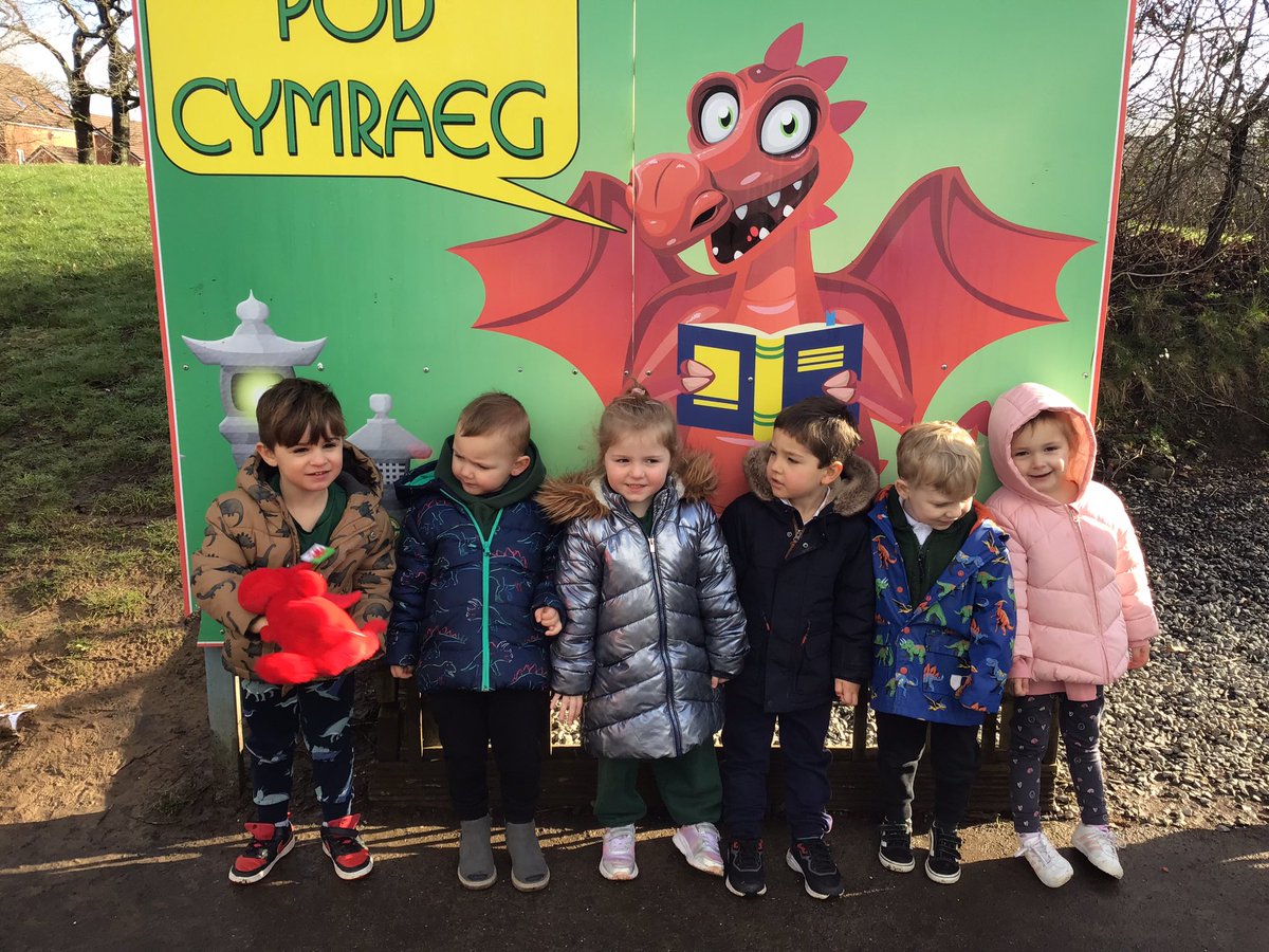PenlW's tweet photo. Morning Wraparound went on a ‘Y Ddraig Goch’ hunt, and look what they found. 🏴󠁧󠁢󠁷󠁬󠁳󠁿🐲 @PenlW https://t.co/VlbaBaqQVm