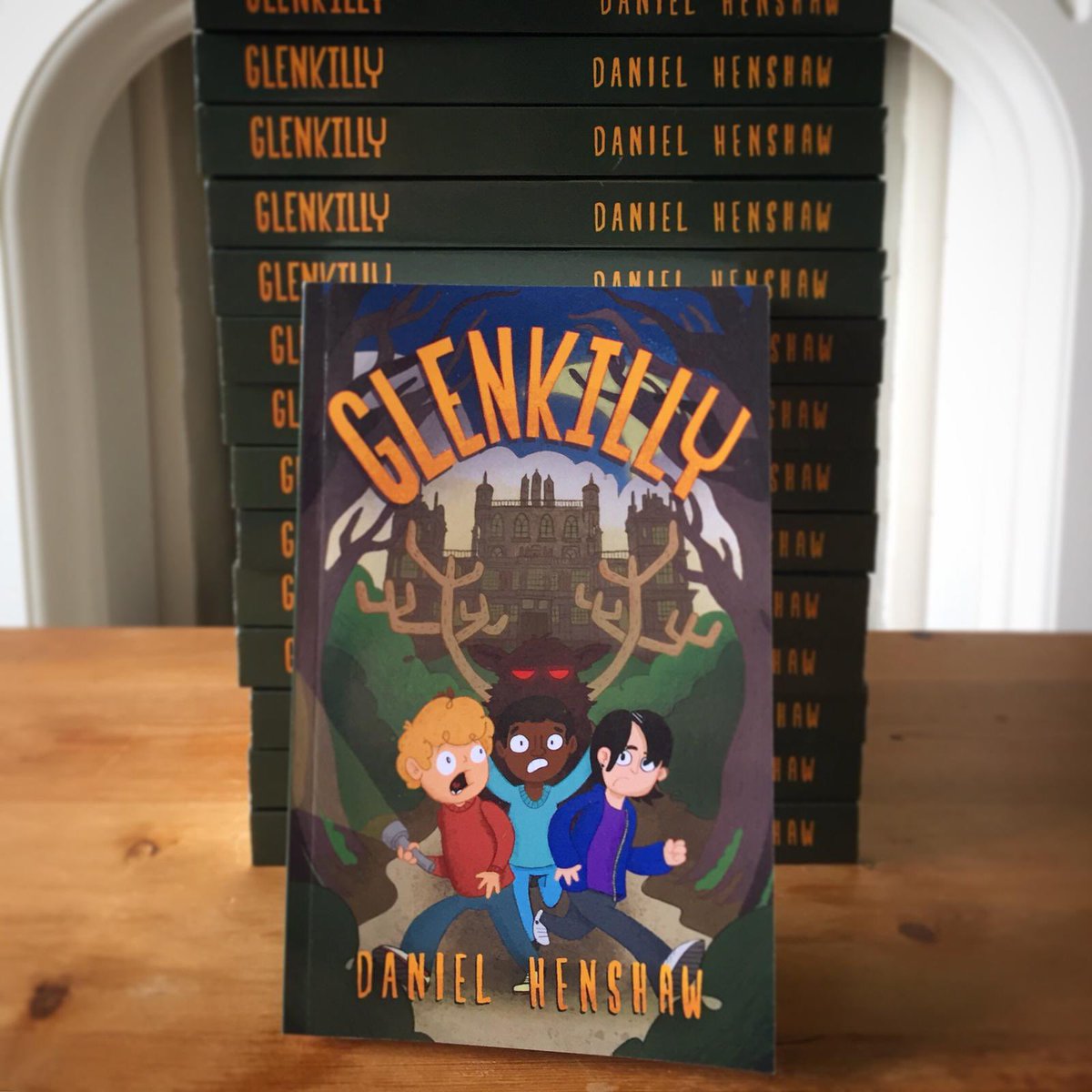 CharliePilates's tweet photo. Happy belated #WorldBookDay to two of my favourite Authors, plus my reading buddy🐈‍⬛@AuthorHenshaw @FromABackpack https://t.co/k86kGlLqhW