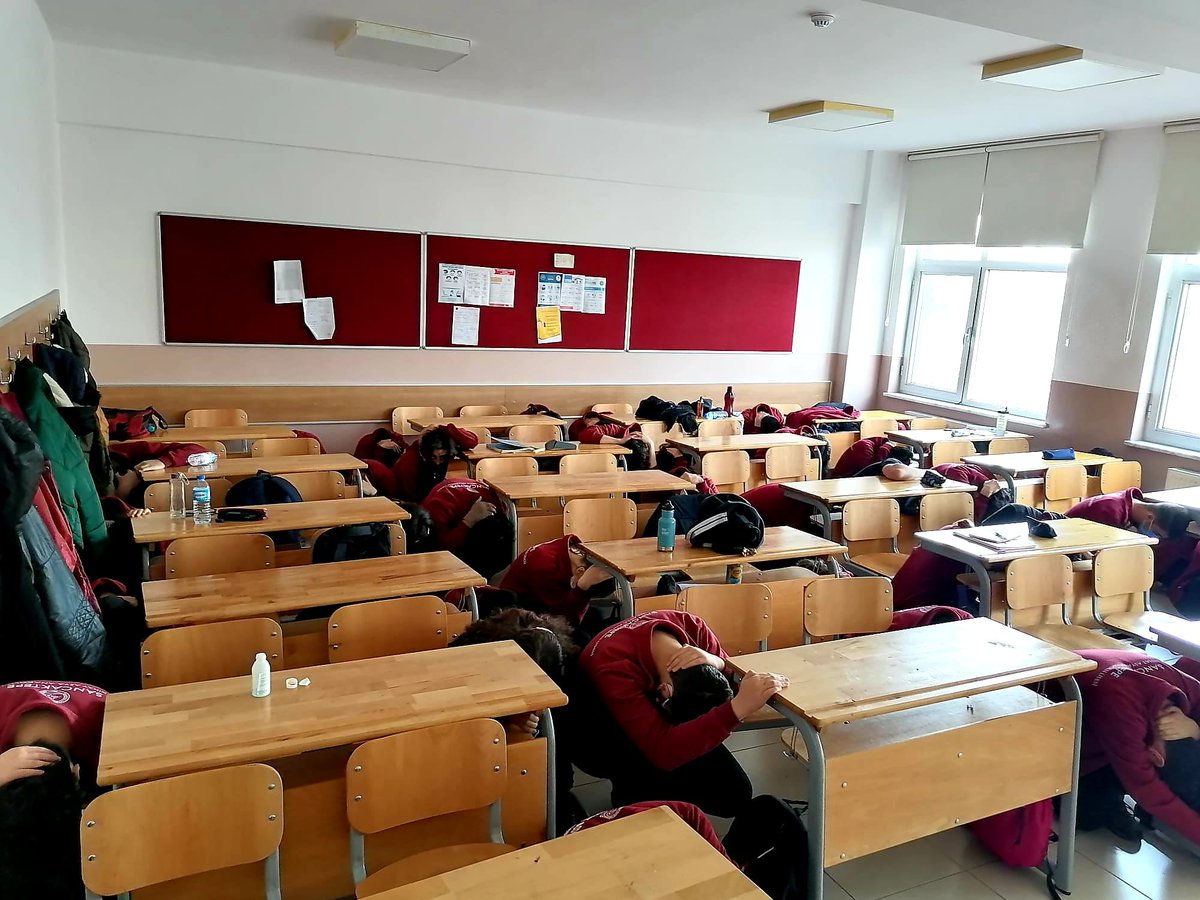 TC_sancaktepe's tweet photo. 📍Arif Nihat Asya Anadolu Lisesi 

2022 Afet Tatbikat Yılı kapsamında #Sancaktepe'mizdeki tüm okullarımızda eş zamanlı #DEPREM ANI VE TAHLİYE TATBİKATI gerçekleştirdik.

Depremin ne zaman olacağını bilmiyoruz ama ne yapmamız gerektiğini biliyoruz❗️

#AfetTatbikatıYarınınHazırlığı https://t.co/uvH69HgqGt