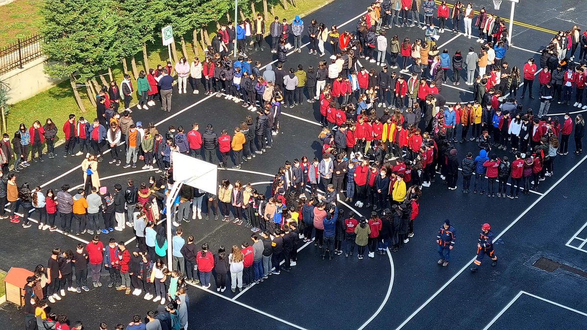TC_sancaktepe's tweet photo. 📍Arif Nihat Asya Anadolu Lisesi 

2022 Afet Tatbikat Yılı kapsamında #Sancaktepe'mizdeki tüm okullarımızda eş zamanlı #DEPREM ANI VE TAHLİYE TATBİKATI gerçekleştirdik.

Depremin ne zaman olacağını bilmiyoruz ama ne yapmamız gerektiğini biliyoruz❗️

#AfetTatbikatıYarınınHazırlığı https://t.co/uvH69HgqGt