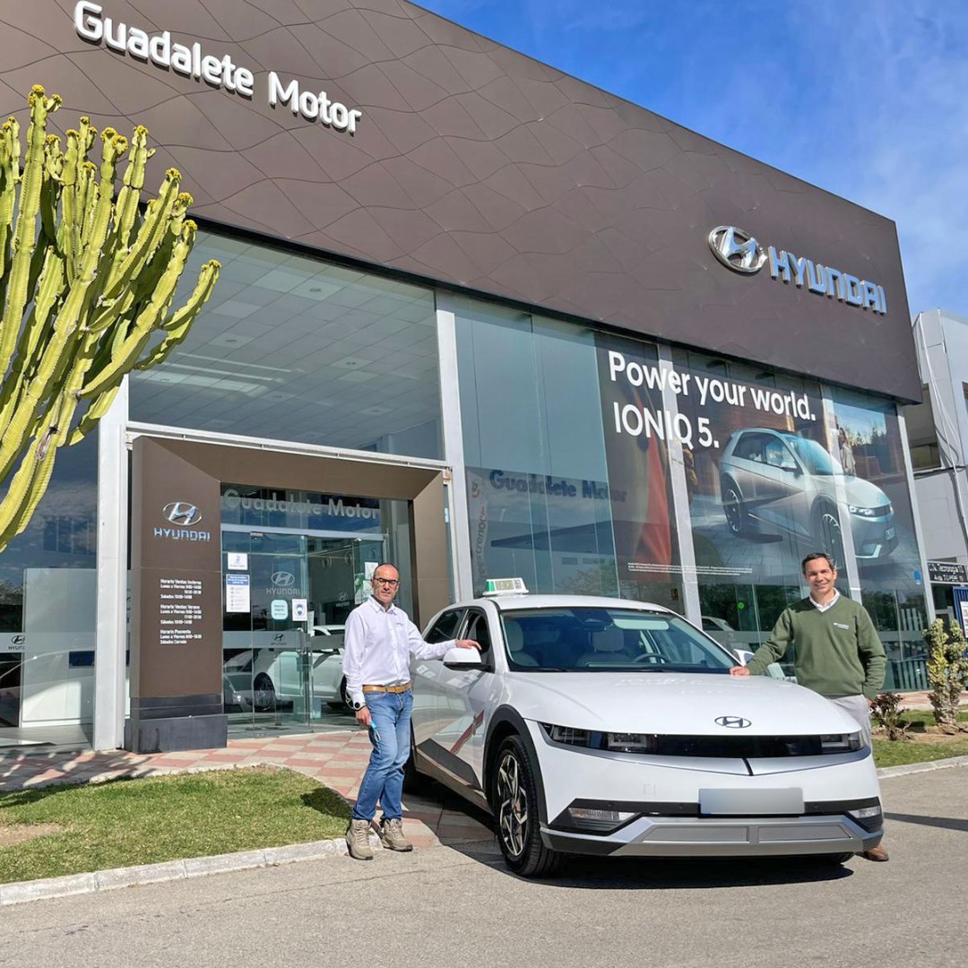 GuadaleteMotor's tweet photo. ¡Vaya lujazo de taxi! 👌
IONIQ5 que nuestro amigo José Luis Ceballos se lleva para Sanlúcar de Barrameda.
¡Es su primera apuesta por un coche 100% eléctrico! ⚡🔋
Gracias por tu confianza depositada en nuestro Departamento de Empresas #Hyundai.
#Jerez #Cadiz #IONIQ5 https://t.co/MtQ4e6Xj2c