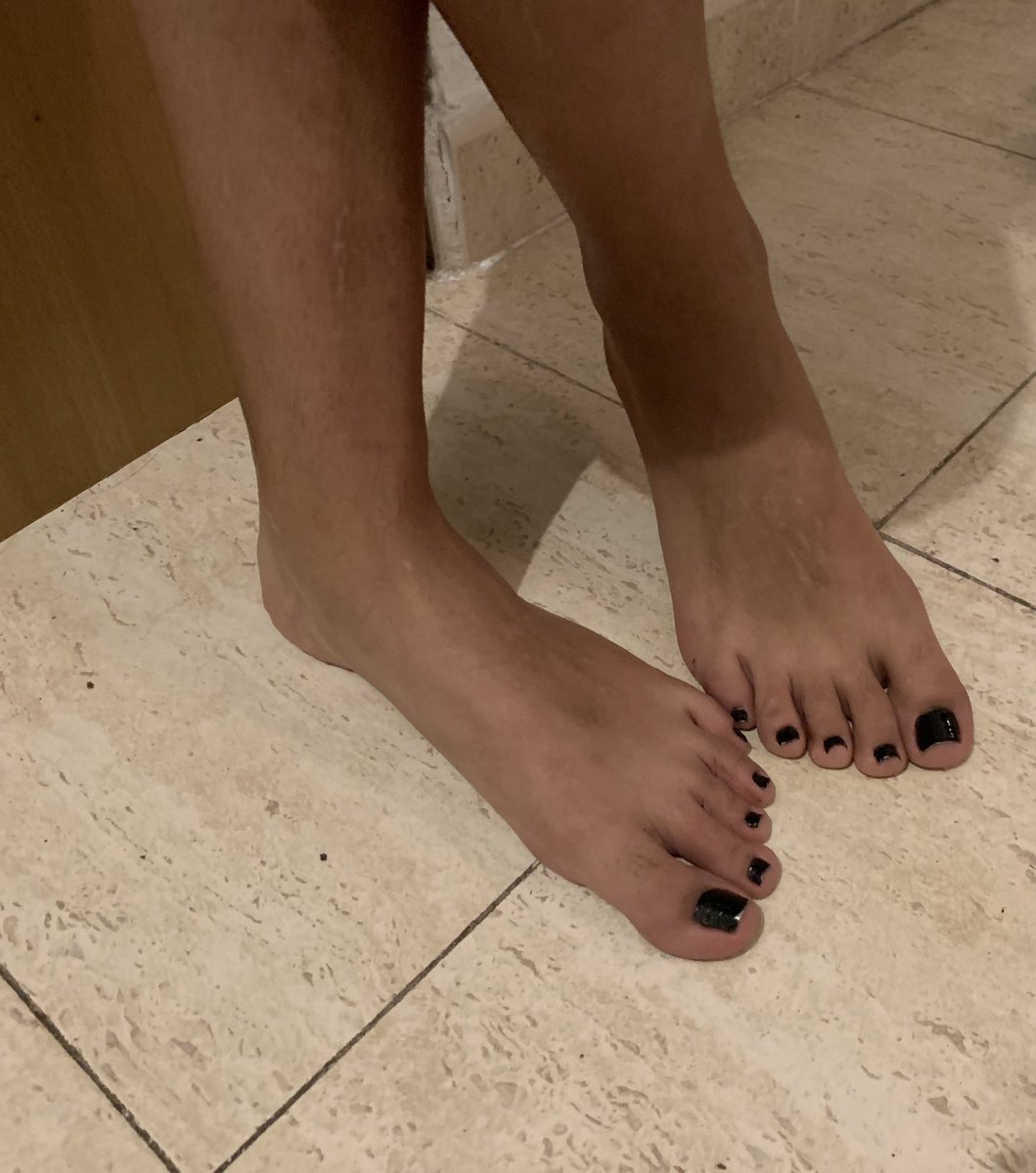 Brunette20tw's tweet photo. I love walking barefoot but also stepping on things. Any suggestions? #feetfinder https://t.co/JdGyEUAKI1