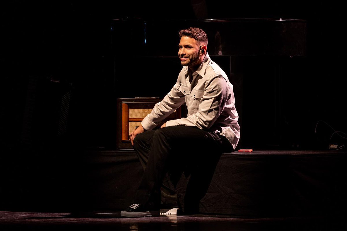 Jan_Vis's tweet image. Gisteren is Rolf Sanchez van start gegaan met zijn theatertour ‘Mi Aventura’ in Zaandam! Samen met de Latin Society band zal hij bijna 25 shows in twee maanden tijd neer gaan zetten door het gehele land. Scoor nu de laatste tickets&amp;gt;  bit.ly/35QvJiD