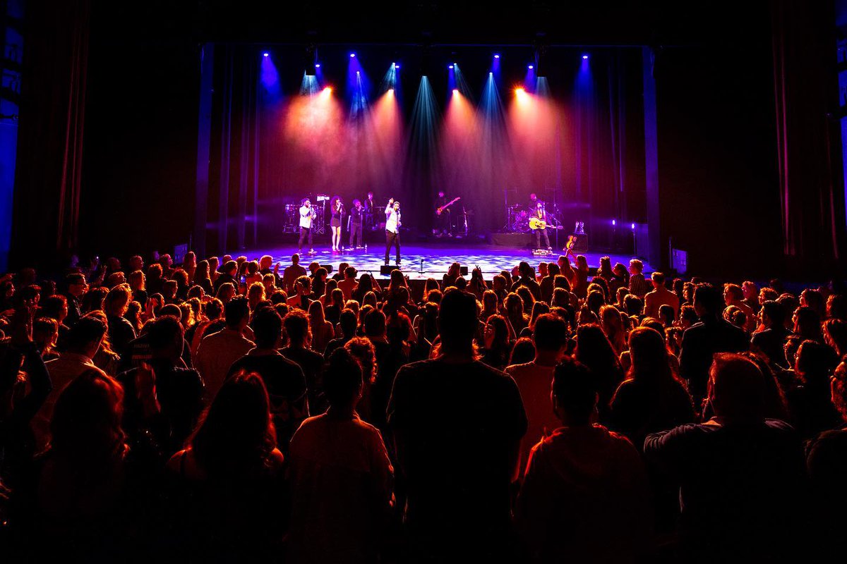 Jan_Vis's tweet image. Gisteren is Rolf Sanchez van start gegaan met zijn theatertour ‘Mi Aventura’ in Zaandam! Samen met de Latin Society band zal hij bijna 25 shows in twee maanden tijd neer gaan zetten door het gehele land. Scoor nu de laatste tickets&amp;gt;  bit.ly/35QvJiD