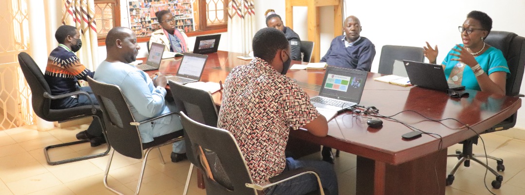 FRAUGANDA's tweet photo. #MeetandLearn  here at @FRAUGANDA  we regularly meet to school ourselves on various topics that are key to achieving our mission. Today it's about #CAADP  #BRreport https://t.co/hSGKPwon8e