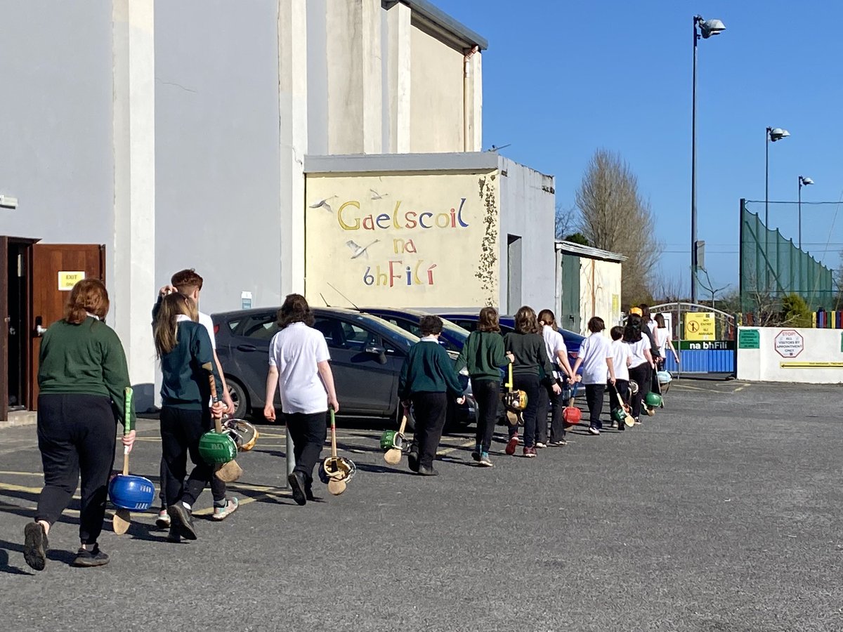 GortGaelscoil's tweet photo. Bhí sceitimíní áthais ar na páistí Múinteoir @DaithiHuban a fheiceáil ar ais ar an Mháirt! 

We were delighted to welcome Daithi Huban back to our school during the week to help us improve our #HurlingSkills in all classes. https://t.co/7hOOE1q6pB
