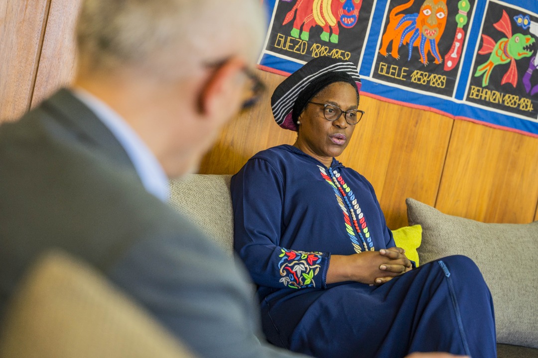 LaConfejes's tweet photo. Madame le Secrétaire général de @LaConfejes s'est rendue au siège de l'#Université #Senghor d'#Alexandrie. Elle a été reçue par le Recteur, Monsieur @thierryverdel. Ils ont échangé sur la consolidation de leur coopération et la recherche de nouvelles pistes de collaboration. https://t.co/PDDFJp9Hid