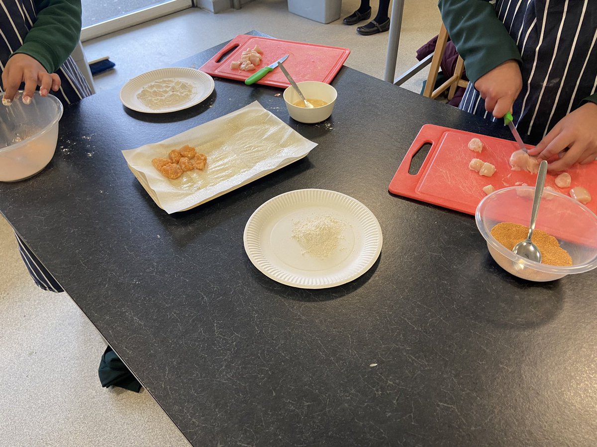 CmaFood's tweet photo. Year 7 making their own chicken nuggets from scratch! 👍🏻👍🏻 https://t.co/AfKljoKCNX