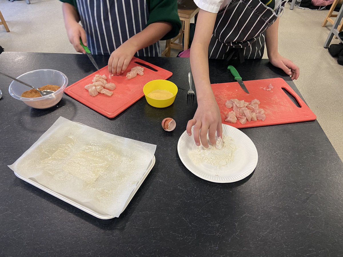 CmaFood's tweet photo. Year 7 making their own chicken nuggets from scratch! 👍🏻👍🏻 https://t.co/AfKljoKCNX
