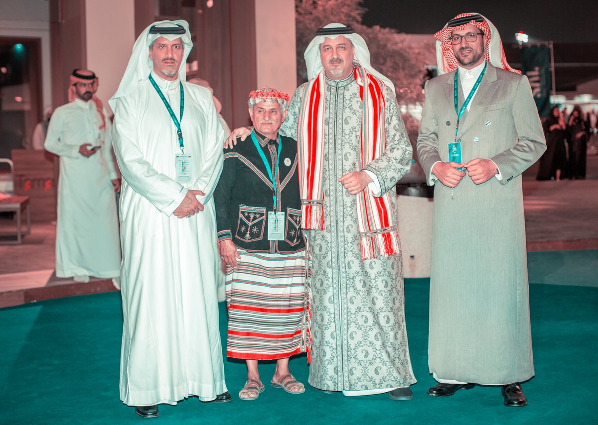BandarKAlfaisal's tweet photo. بين الماضي والحاضر تستوقفنا ذكرى جميلة مع رجالٍ شيمتهم الطيب

ثلاثون عاماً مضت فشكراً حديش عسيري من فرقة رجال الطيب أسعدتنا في ماضينا وحاضرنا https://t.co/vto68nKHCh