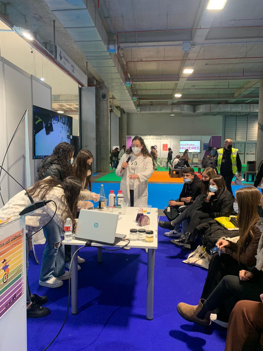 InsValencia's tweet photo. Terminando la semana en @FeriaAula con la actividad "En la cuerda floja del pH" 🧪🔬 Hoy son los futuros científicos, investigadores, técnicos de laboratorio... los que se han puesto los guantes para hacer ciencia con nosotras! @Luvidena94 @UAM_Madrid @UAM_Medicina #AULA2022 https://t.co/kfwCm6KtdZ