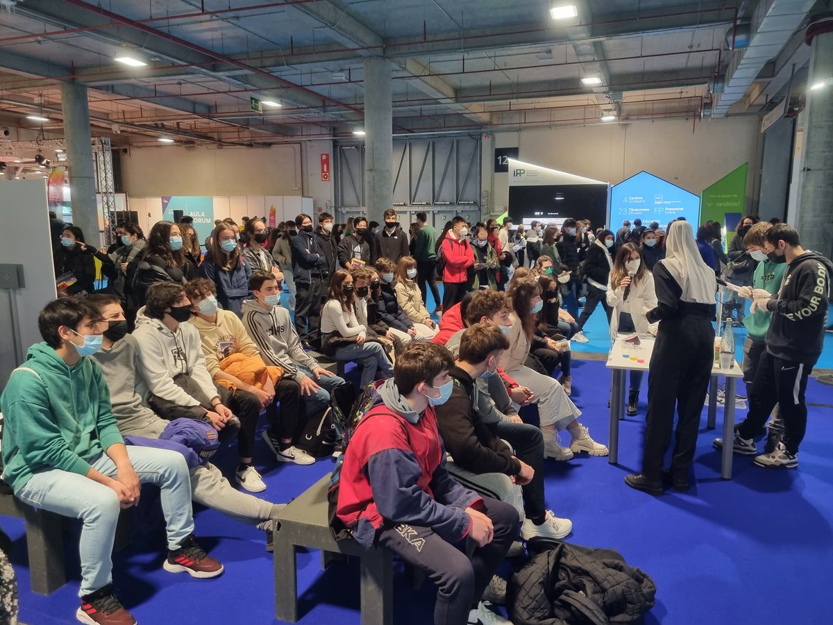 InsValencia's tweet photo. Terminando la semana en @FeriaAula con la actividad "En la cuerda floja del pH" 🧪🔬 Hoy son los futuros científicos, investigadores, técnicos de laboratorio... los que se han puesto los guantes para hacer ciencia con nosotras! @Luvidena94 @UAM_Madrid @UAM_Medicina #AULA2022 https://t.co/kfwCm6KtdZ