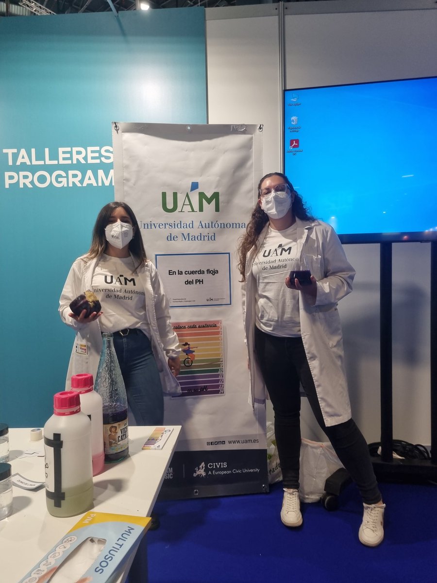 InsValencia's tweet photo. Terminando la semana en @FeriaAula con la actividad "En la cuerda floja del pH" 🧪🔬 Hoy son los futuros científicos, investigadores, técnicos de laboratorio... los que se han puesto los guantes para hacer ciencia con nosotras! @Luvidena94 @UAM_Madrid @UAM_Medicina #AULA2022 https://t.co/kfwCm6KtdZ