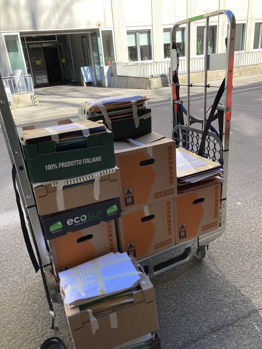 SLUB_Geschichte's tweet photo. 24 Kisten mit Noten des kürzlich verstorbenen Komponisten Günter #Neubert haben als #MusikVonHeute den Weg zu uns gefunden. Darunter Material zur Weihnachtsgans Auguste, deren Aufführungsgeschichte übrigens in musiconn-performance nachgelesen werden kann. https://t.co/DximntoR2N https://t.co/swoHTrhSRJ