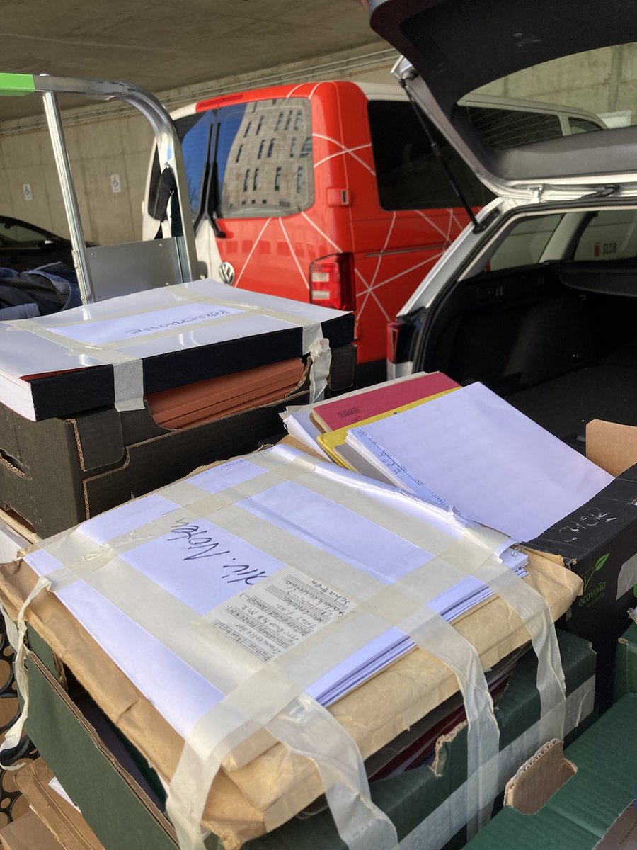 SLUB_Geschichte's tweet photo. 24 Kisten mit Noten des kürzlich verstorbenen Komponisten Günter #Neubert haben als #MusikVonHeute den Weg zu uns gefunden. Darunter Material zur Weihnachtsgans Auguste, deren Aufführungsgeschichte übrigens in musiconn-performance nachgelesen werden kann. https://t.co/DximntoR2N https://t.co/swoHTrhSRJ