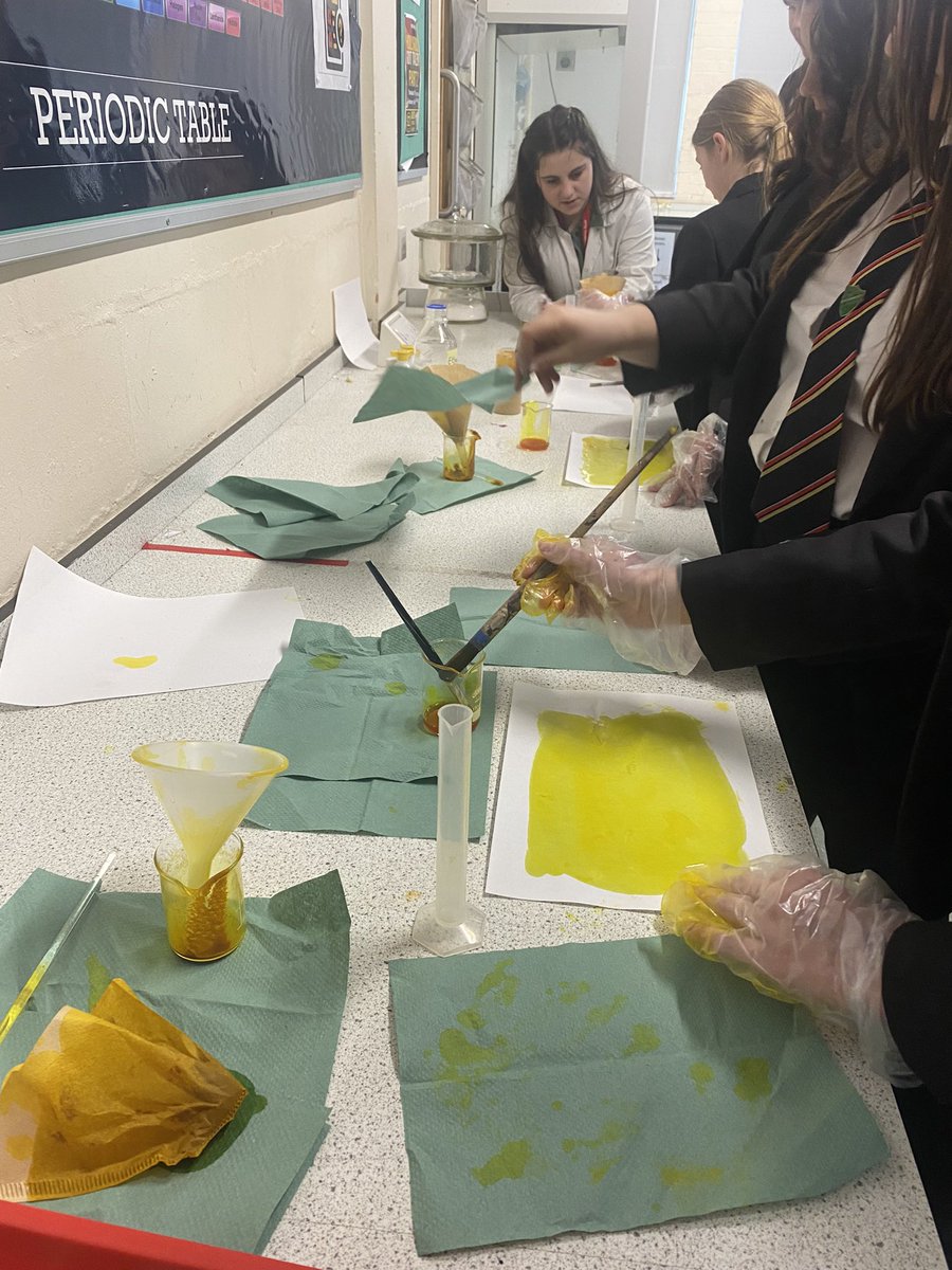 HolyroodScience's tweet photo. Science club were investigating how to use UV-reactive curcumin extracted from turmeric to create anthotype prints 🌱🌿☀️ #TECHOGNITION #technicianled #stem #anthotype #scienceclub #technicianledscience https://t.co/JTIUQY9bQA