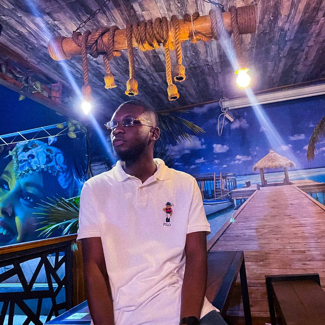 billionaire_jnr's tweet photo. 2022 already in motion. Strike a pose and take stills. https://t.co/0qTih85RjC