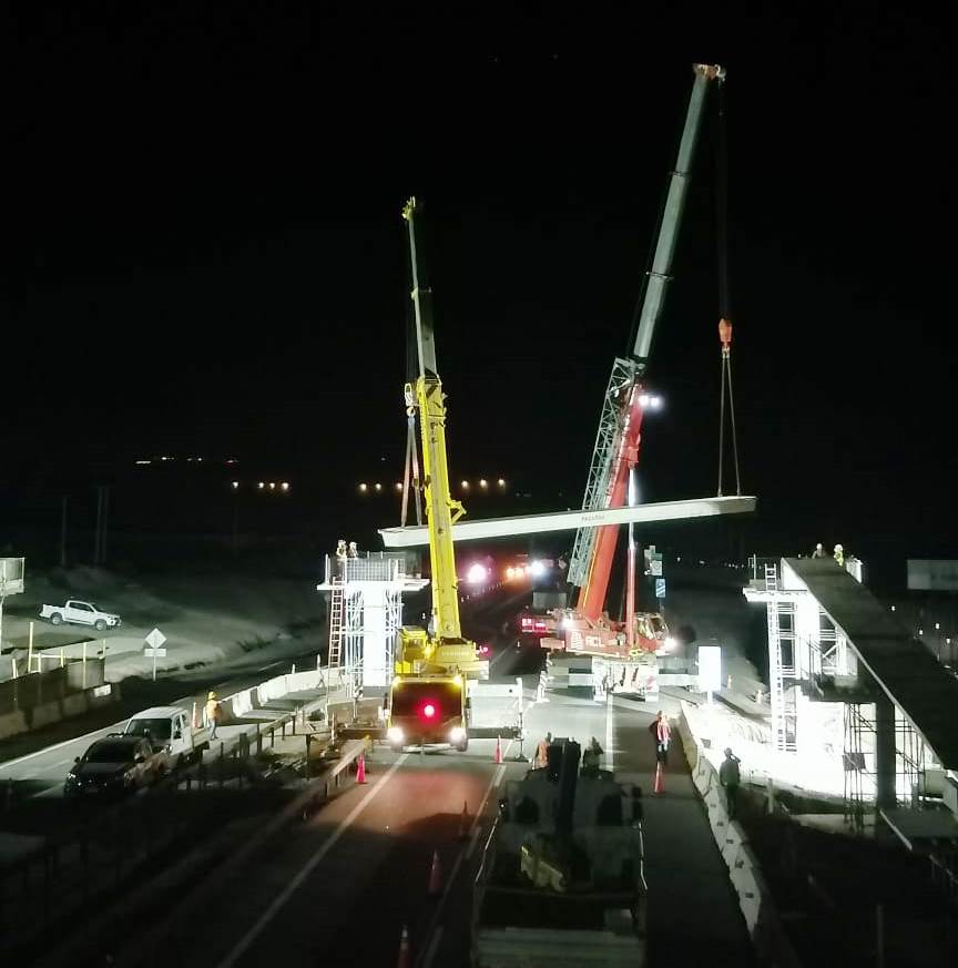 MopTarapaca's tweet photo. De madrugada se realizó el montaje de una viga de 15m para el atravieso de la pasarela peatonal definitiva ubicada en la Ruta 1, sector Altos de Playa Blanca.
A la pasarela se suma la que se emplazará en el Parque Parapente en #AltoHospicio, ambas compuestas por vigas pretensadas https://t.co/Q2UdkTOfkG