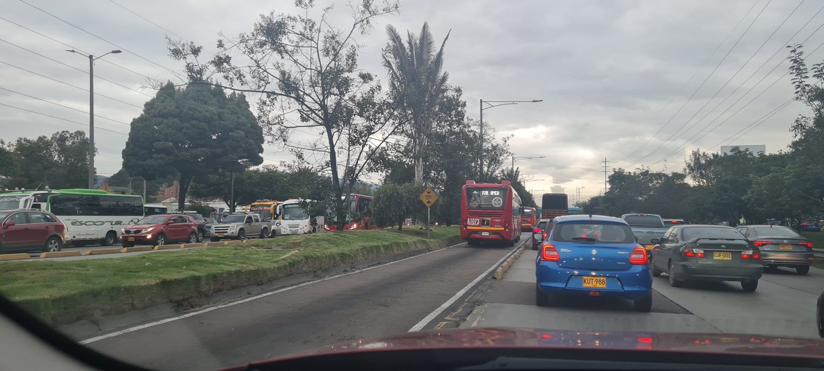 NandoLealC's tweet photo. #NoTermina el trancon en bogota... ni para el norte ni para el sur https://t.co/Js8KBBbGQR