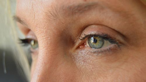 Healthonics's tweet image. Do your eyes feel tired, dry &amp;amp; itchy after working long hours in front of the #Computer screen? If yes, then check the position of the light source in the room. It should not fall directly on your PC&apos;s screen, as it produces #glare, reduces visibility &amp;amp; increases the #eyestrain.