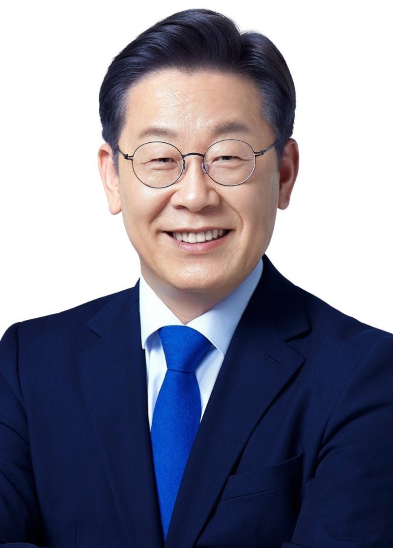 ifindajob's tweet photo. 제 20대 대통령 선거 기념
대통령 아닌 본업 찾아주기 시작합니다
심사는 네이버에 등록 된 후보사진으로

1번 이재명
한의사. 혼자 운영하는 병원X 주로 여러명이서 똥폼잡고 서있는 사진에 3번째 쯤 껴있음. 진찰 하면서 농담 던지고 은근 잔소리함 https://t.co/OzPQ7vgQZ8