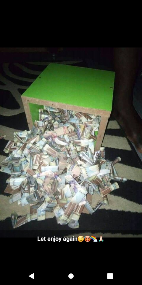 Abglorious12's tweet photo. You broke your contribution inside Colo because your friend bought a new shirt
Bro,you go suffer
#Learntosave #cowrywise is the best app to save your money..lifetime app.
#friday https://t.co/VAvGkROm22
