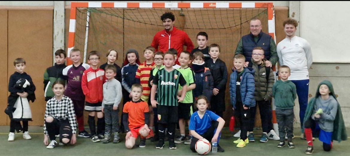 USSMLoos's tweet photo. Notre équipe U9 avec leurs éducateurs @said_oudjani et @tinquenrchd ! Merci à eux pour leur engagement au sein du club, et pour encadrer nos petits !
#USSMLoos❤️🤍 https://t.co/MmsTUIGDt9