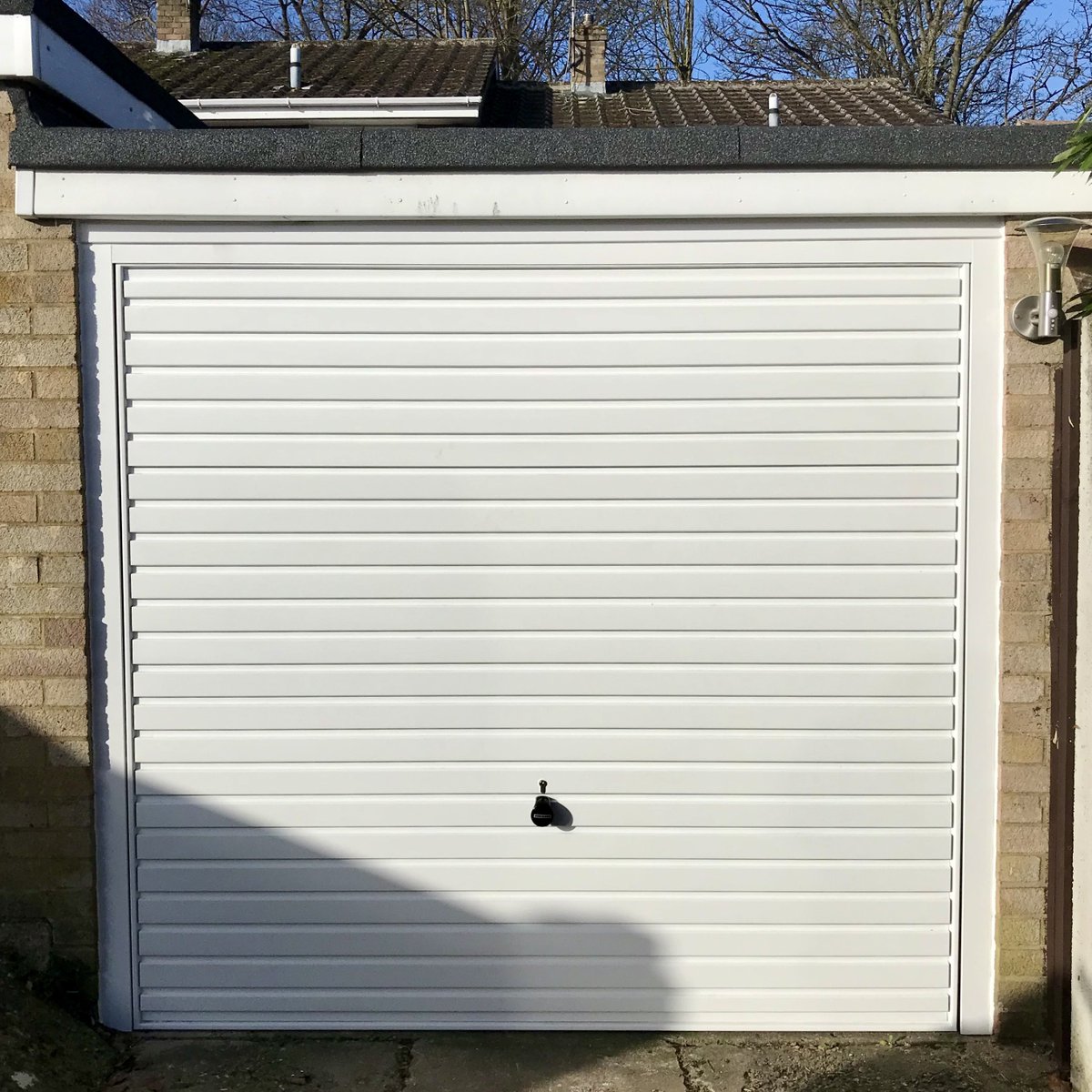 AceHerts's tweet photo. Our client in Royston got quite the makeover! This classic @hormann_uk door is the perfect upgrade- 

It’s elegant, secure and due to the specially shaped lever arm, practically pulls itself shut when closing!
#WeAcedIt #elevenseshour #GarageDoors #Royston https://t.co/xRlG3VaaqZ