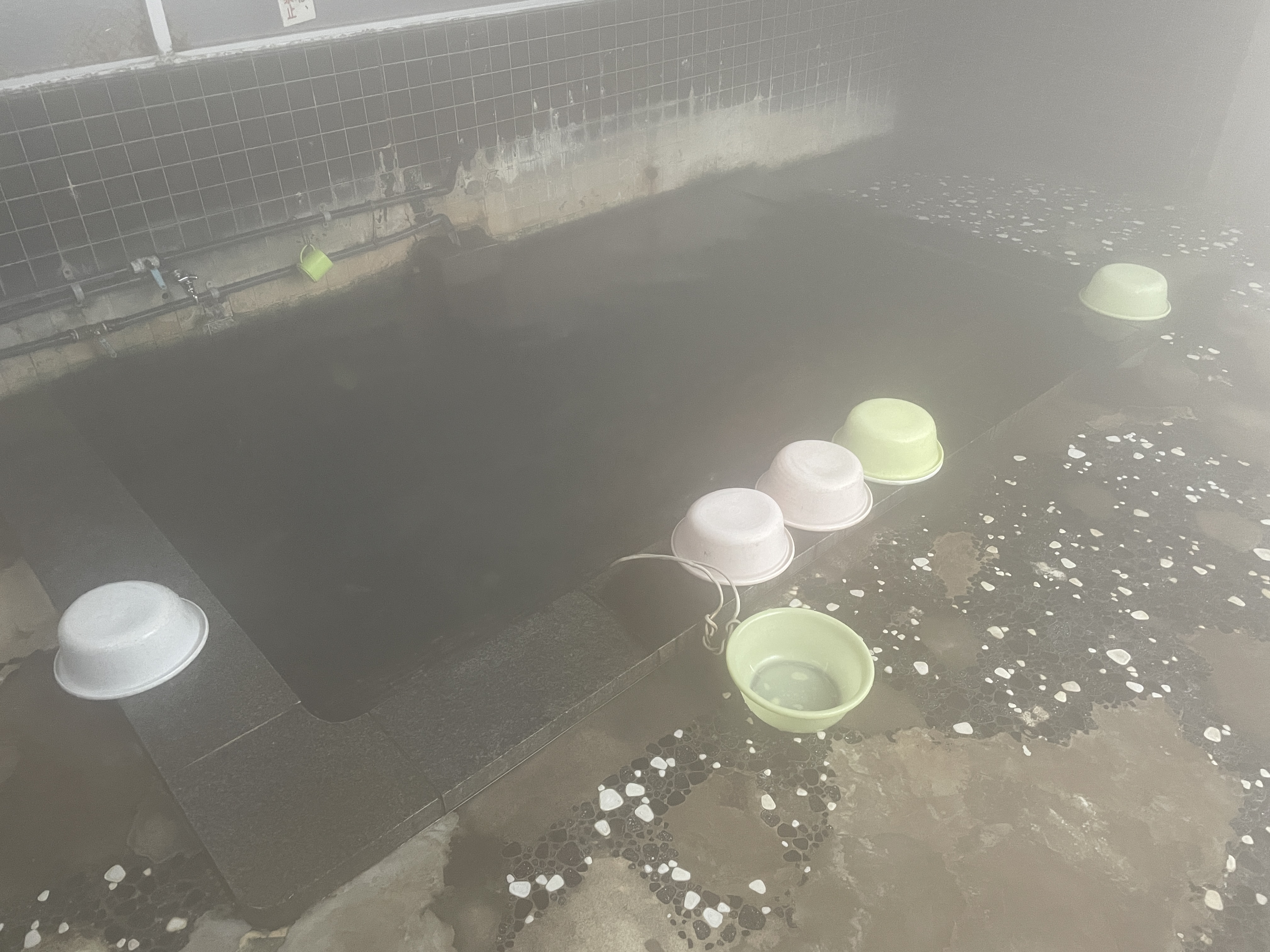 ｋｏｕ 掛け流し温泉ブログ 雲母温泉の上関共同浴場に日帰り入浴してました 読み方は きら温泉かみせき こちらは やや広め 優しい塩化物泉で 汗が吹き出る感じ 共同浴場は外来入浴okだけど 看板が一切ないので初めてだとハードルは高めですね