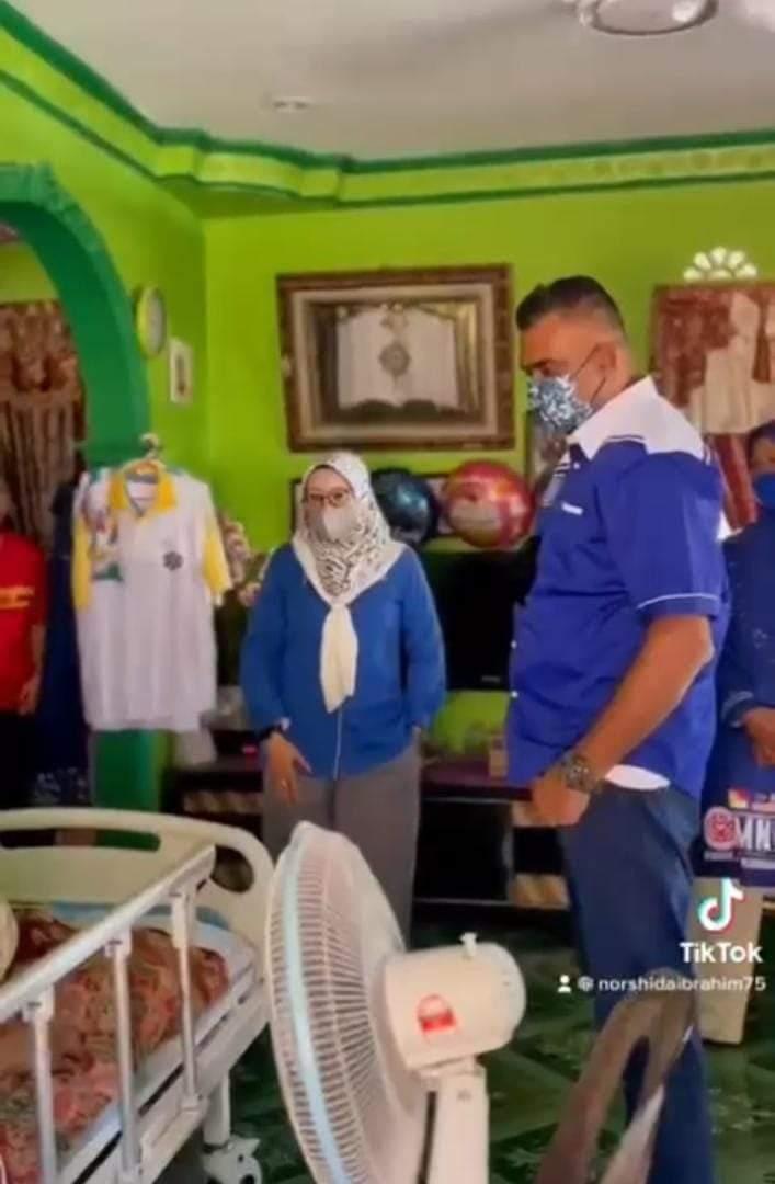 Gambar edit vs gambar asal.
Harap calon BN ni boleh mula saman pemilik akaun twitter ni