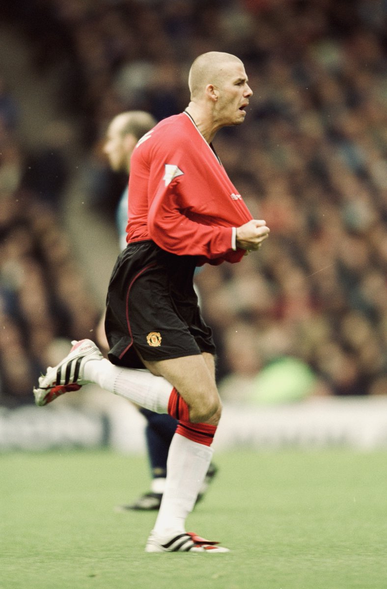 ManUtd's tweet photo. For the badge ✊🔴

📸 #PhotoOfTheDay

#MUFC | #MCIMUN https://t.co/7UDATuTPA8